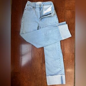 Abercrombie The 90s Relaxed Jean
High Rise